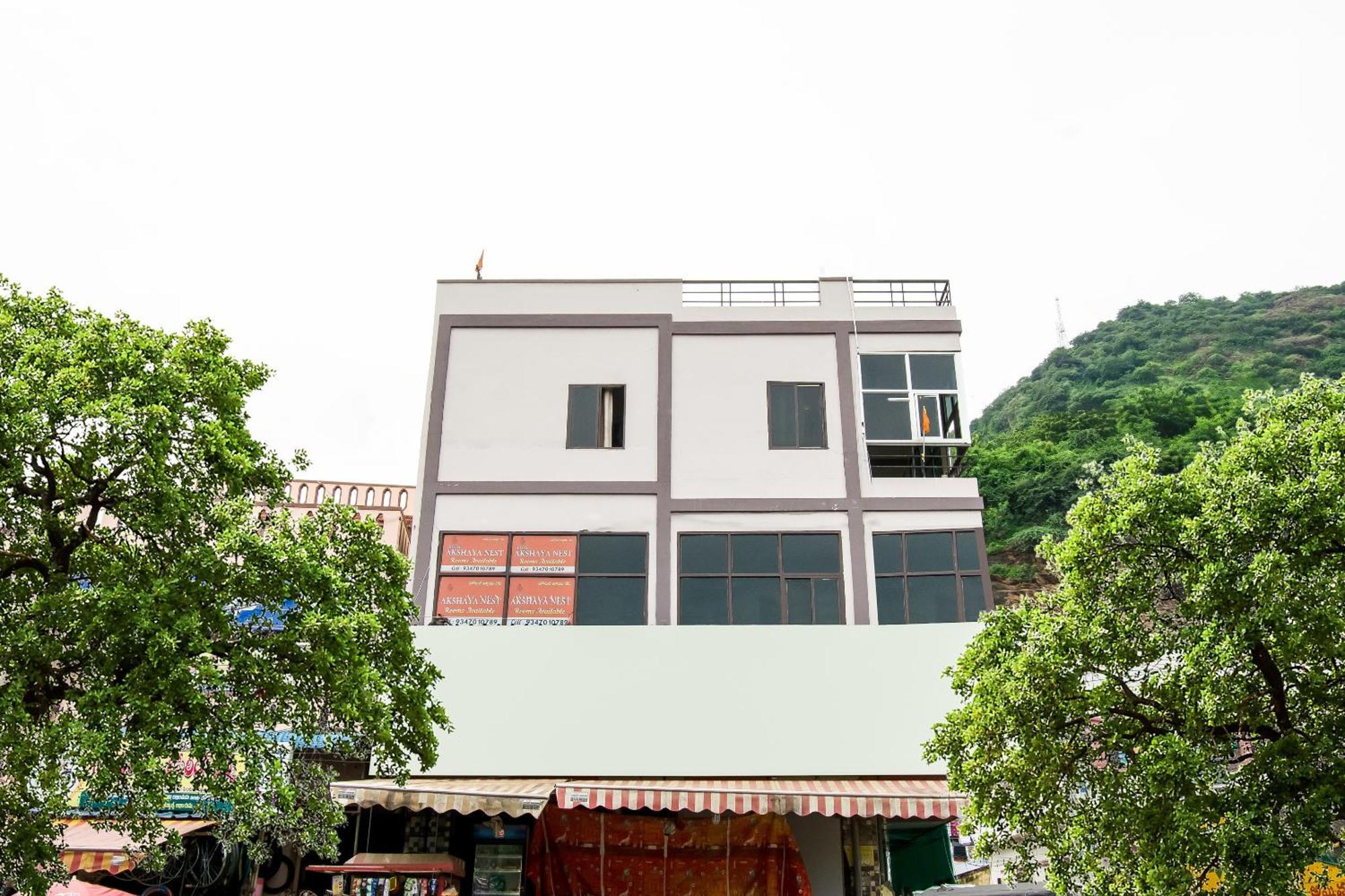 Oyo Akshaya Nest Hotel Vijayawāda Exterior foto